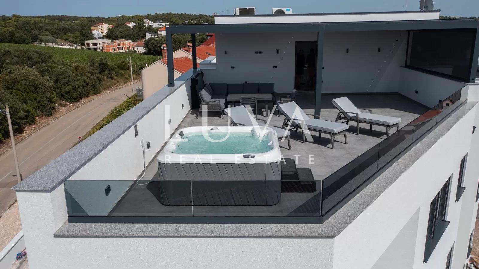 Zadar, Petrčane, luxury penthouse with roof terrace, 161.6 m²