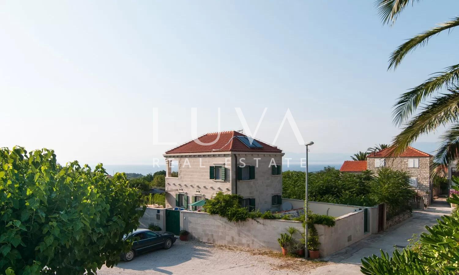 Mirca, Brač, luksuzna kamena kuća s bazenom na prodaju