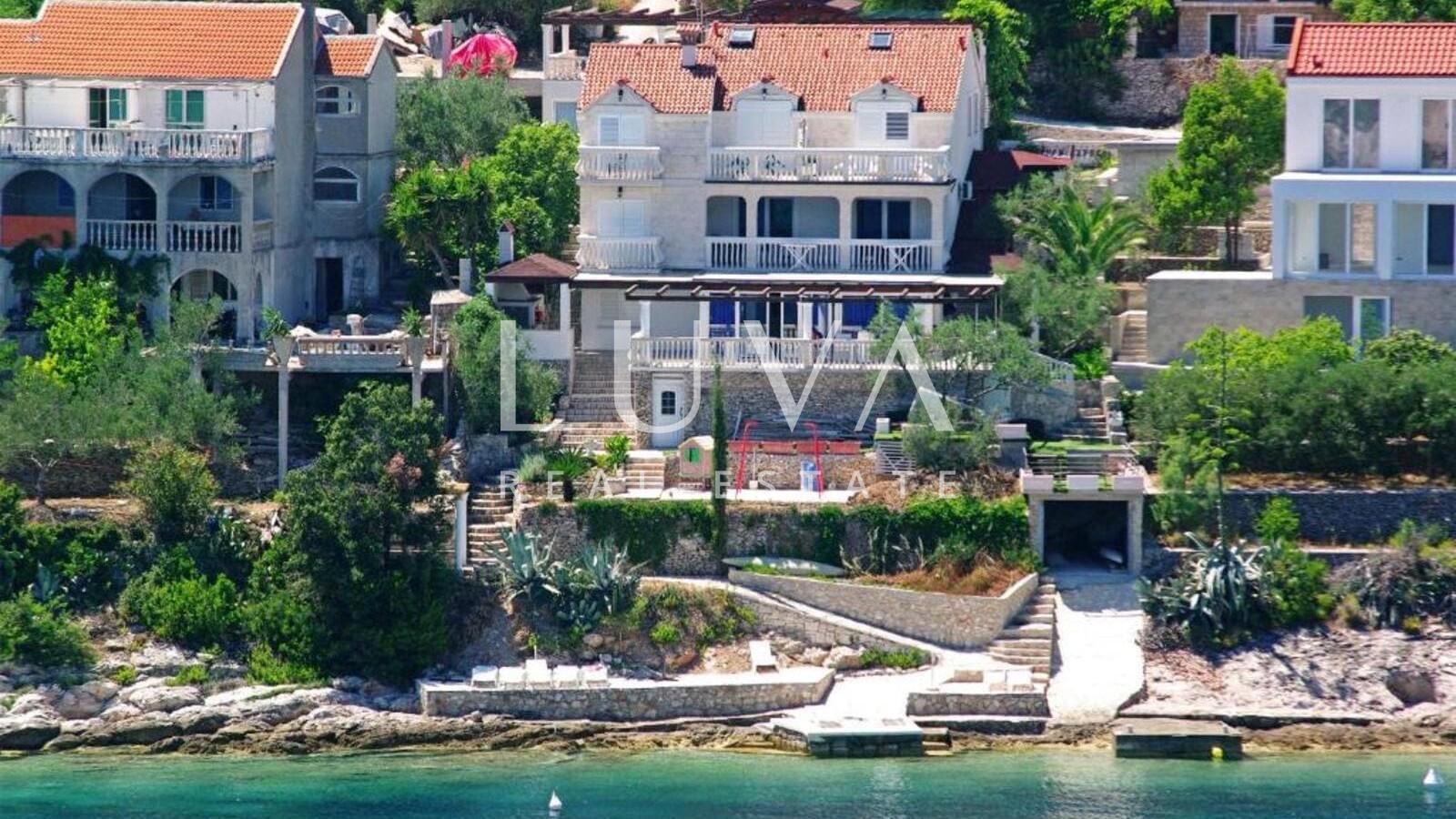 Korčula, Vela Luka, Haus mit Apartments direkt am Meer zu verkaufen