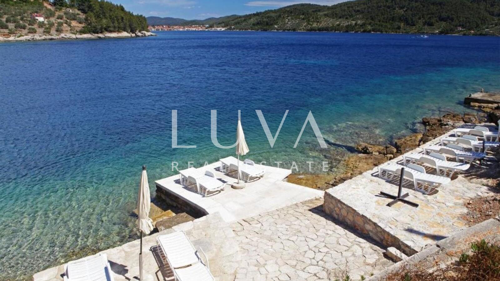 Korčula, Vela Luka, Haus mit Apartments direkt am Meer zu verkaufen
