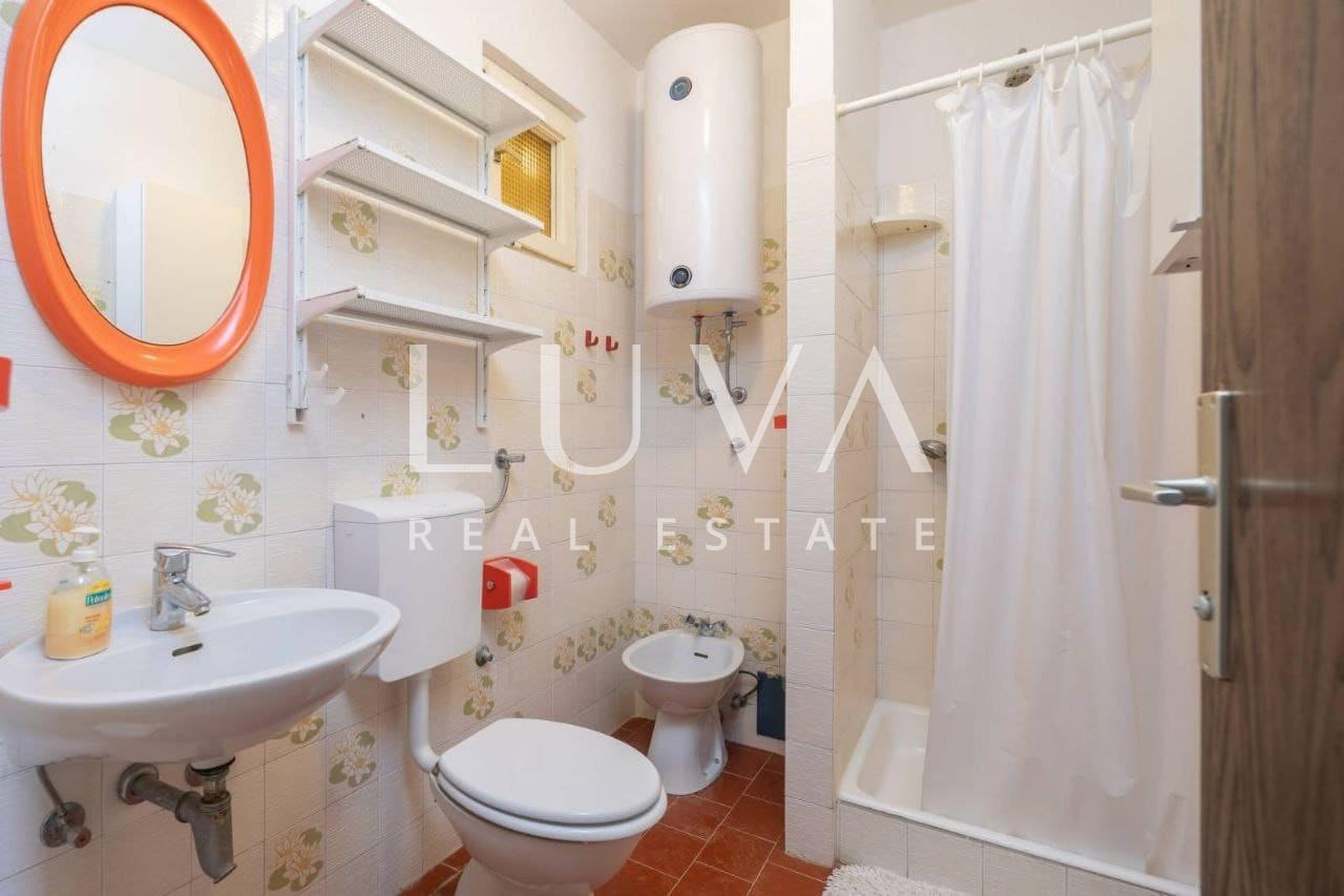 Omiš, Stanići, seafront house with pool for sale