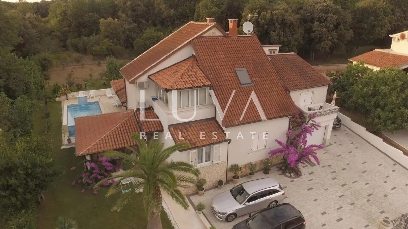 Pula, izvanredna apartmanska kuća s bazenom na prodaju