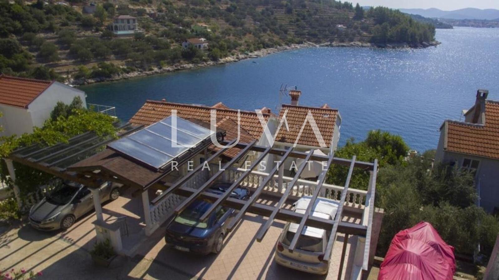 Korčula, Vela Luka, Haus mit Apartments direkt am Meer zu verkaufen