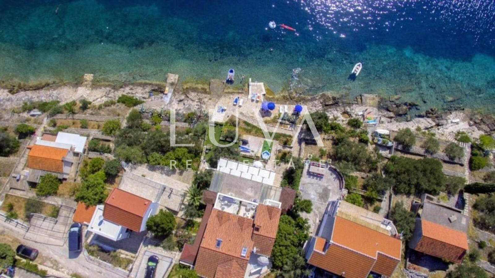 Korčula, Vela Luka, Haus mit Apartments direkt am Meer zu verkaufen