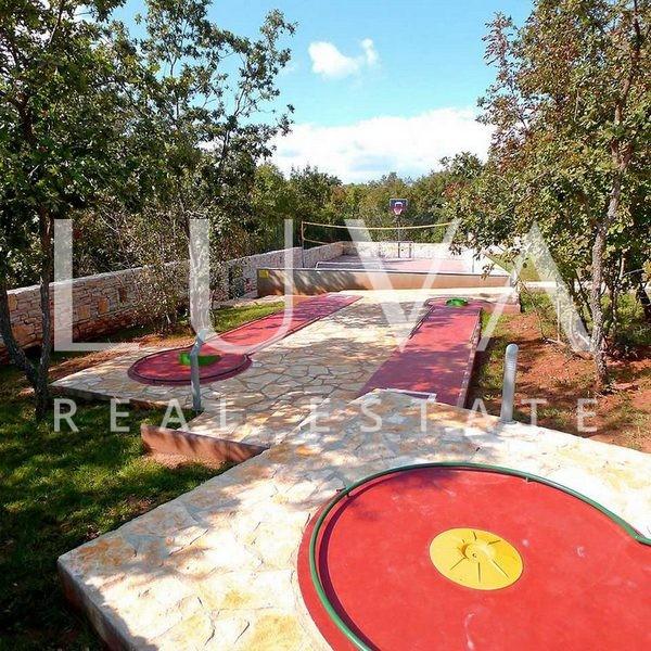 Istra, Štokovci, kuća s bazenom i minigolf igralištem, 290 m2