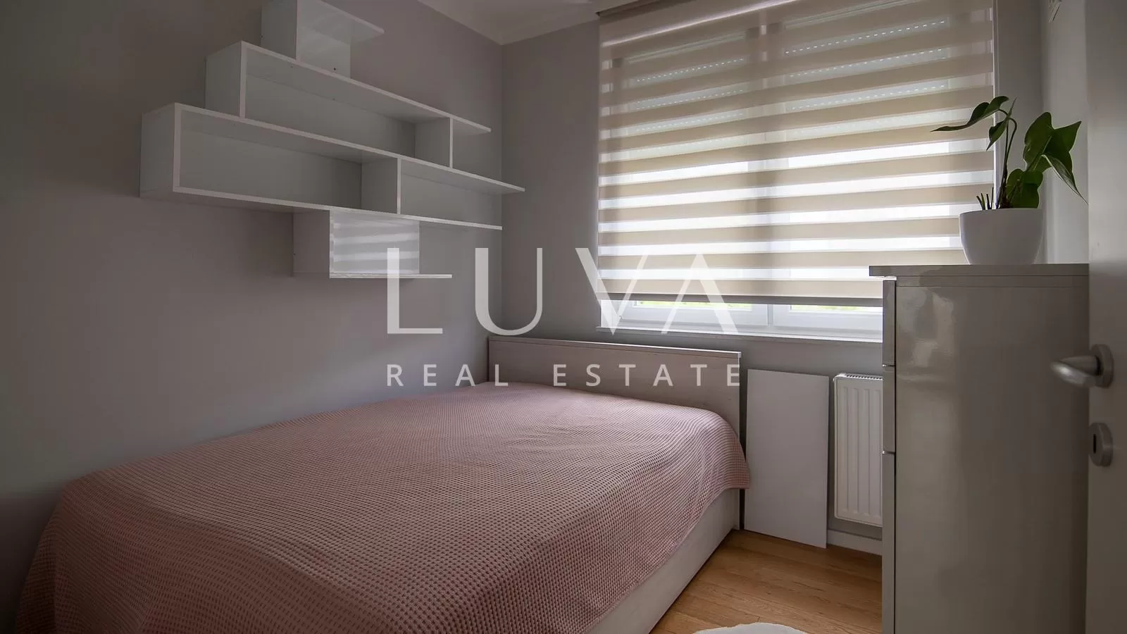 Stenjevec, Wohnung zum Verkauf, 93 m², vier Zimmer mit Terrasse und Parkplatz