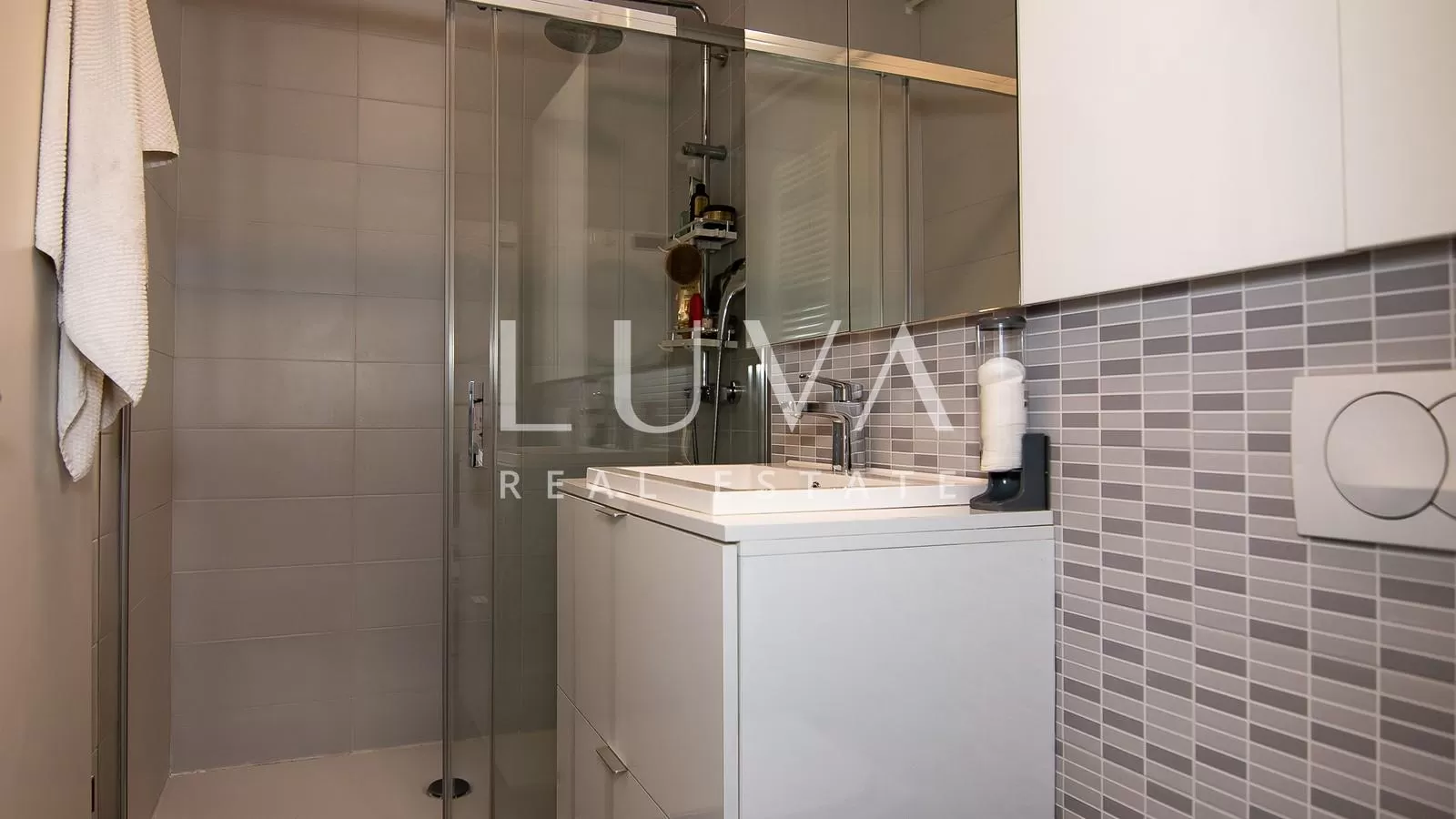 Stenjevec, Wohnung zum Verkauf, 93 m², vier Zimmer mit Terrasse und Parkplatz