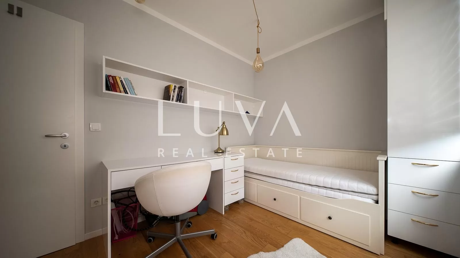 Stenjevec, Wohnung zum Verkauf, 93 m², vier Zimmer mit Terrasse und Parkplatz