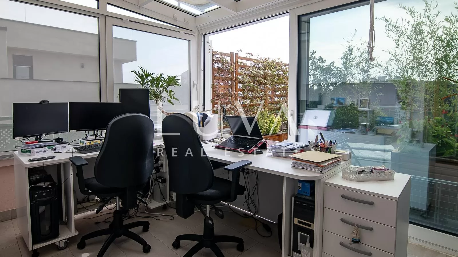 Stenjevec, Wohnung zum Verkauf, 93 m², vier Zimmer mit Terrasse und Parkplatz