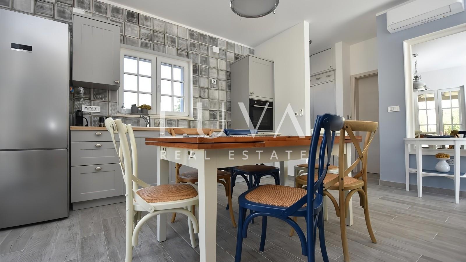 Murter, Betina, luksuzna kuća 148m2 s bazenom na prodaju