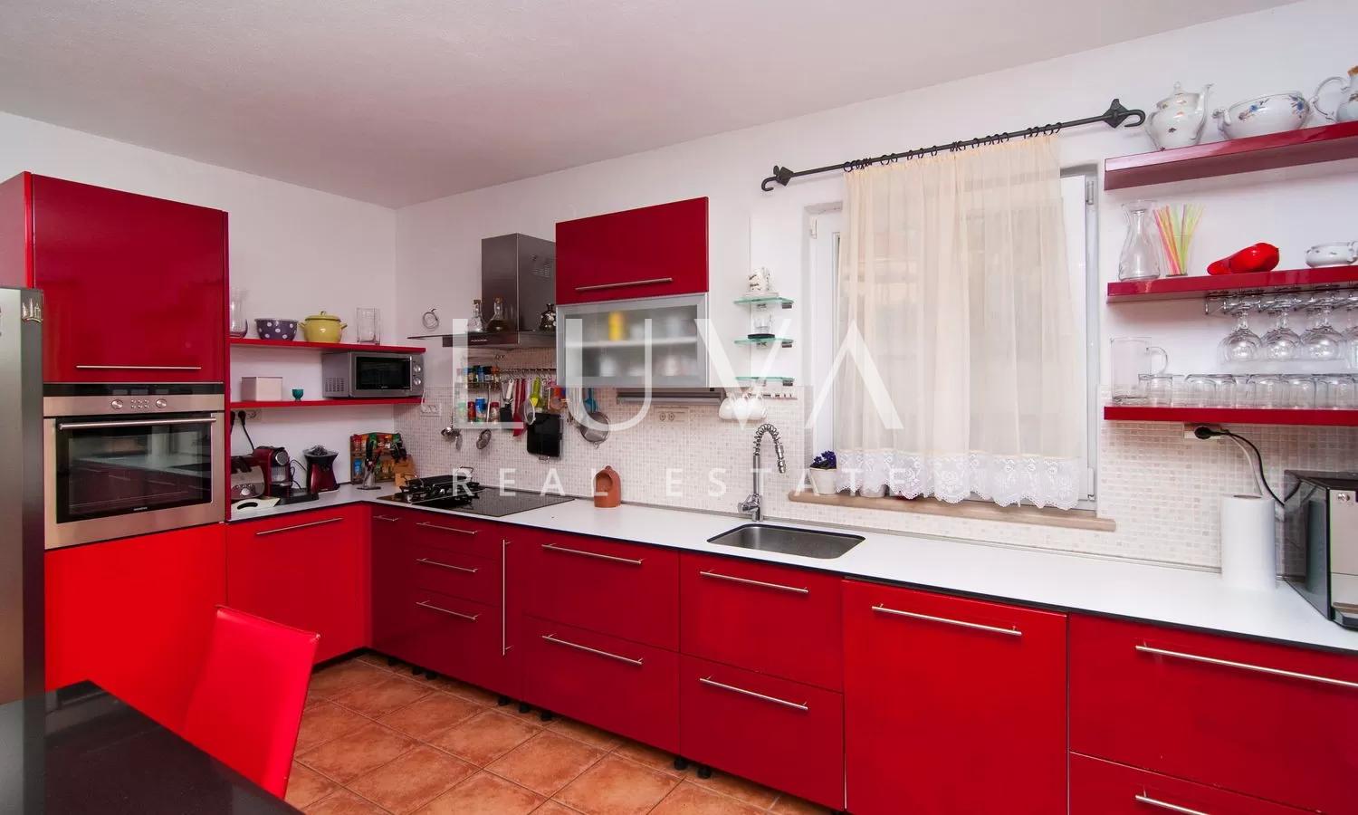 Mirca, Brač, luksuzna kamena kuća s bazenom na prodaju