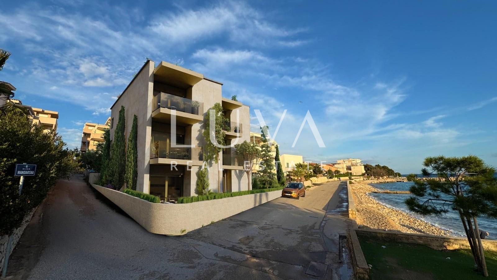 Pag, Mandre, ekskluzivna novogradnja prvi red do mora, NKP 85,85 m2, stan S1