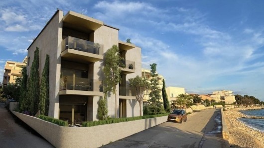 Pag, Mandre, luksuzna novogradnja prvi red do mora, NKP 41,76 m2, stan S3