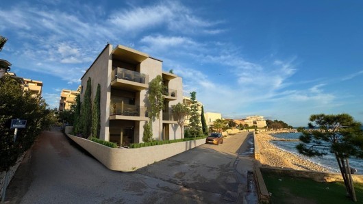 Pag, Mandre, ekskluzivna novogradnja prvi red do mora, NKP 85,85 m2, stan S1