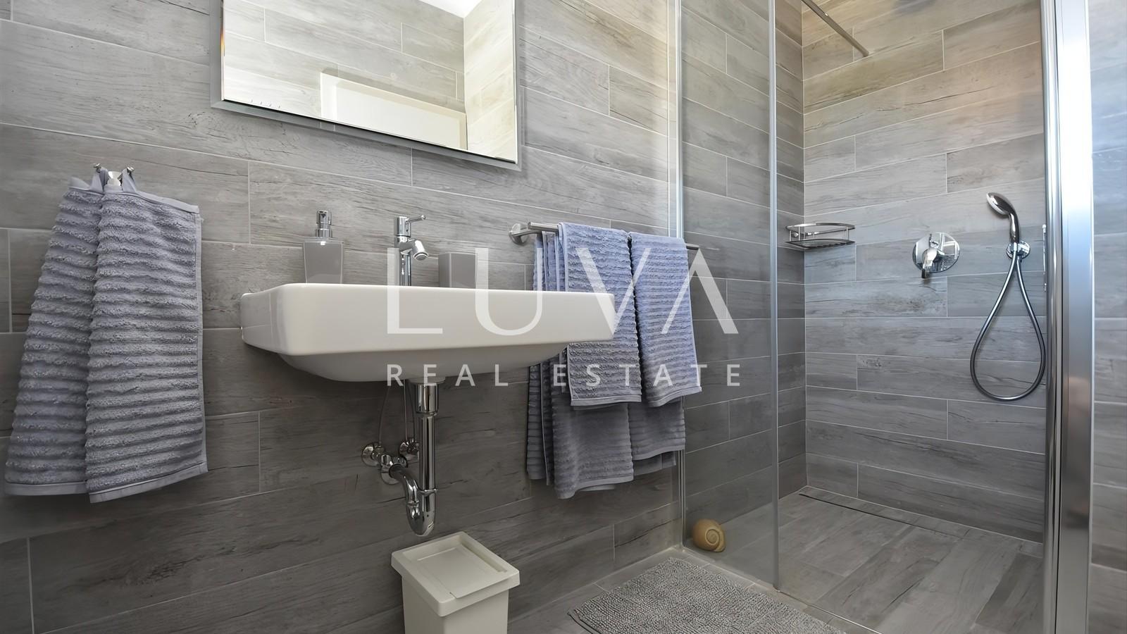 Murter, Betina, luksuzna kuća 148m2 s bazenom na prodaju