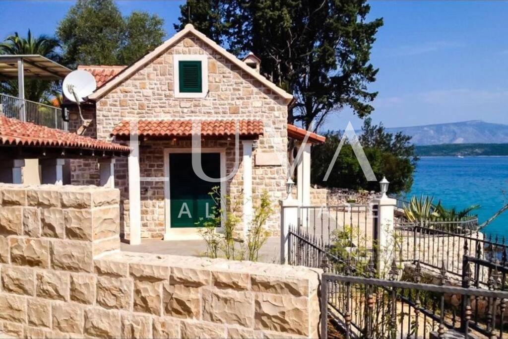 Hvar, Stari Grad, kamena kuća uz more na prodaju