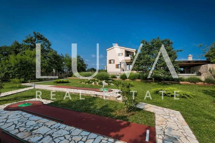 Istra, Štokovci, kuća s bazenom i minigolf igralištem, 290 m2