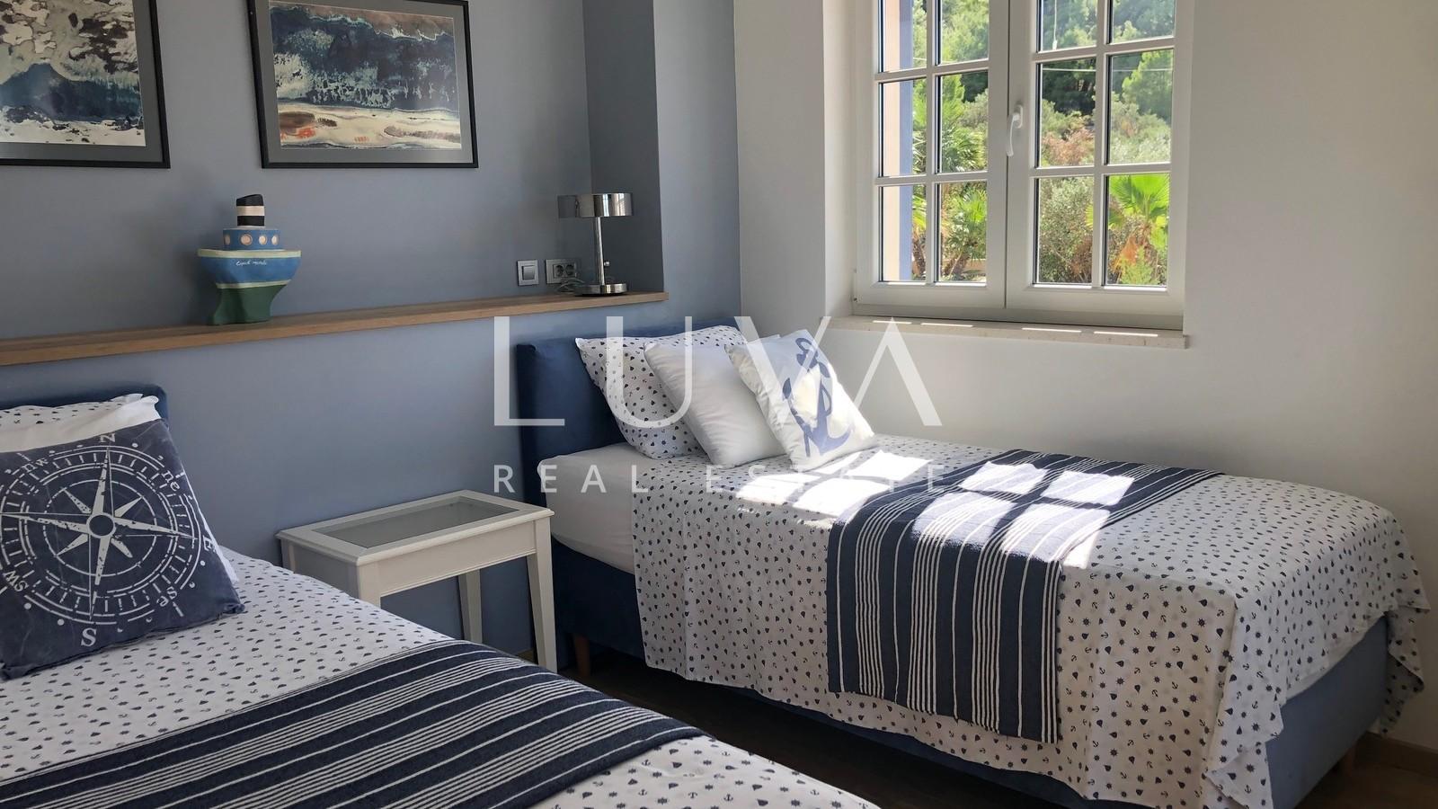 Murter, Betina, luksuzna kuća 148m2 s bazenom na prodaju