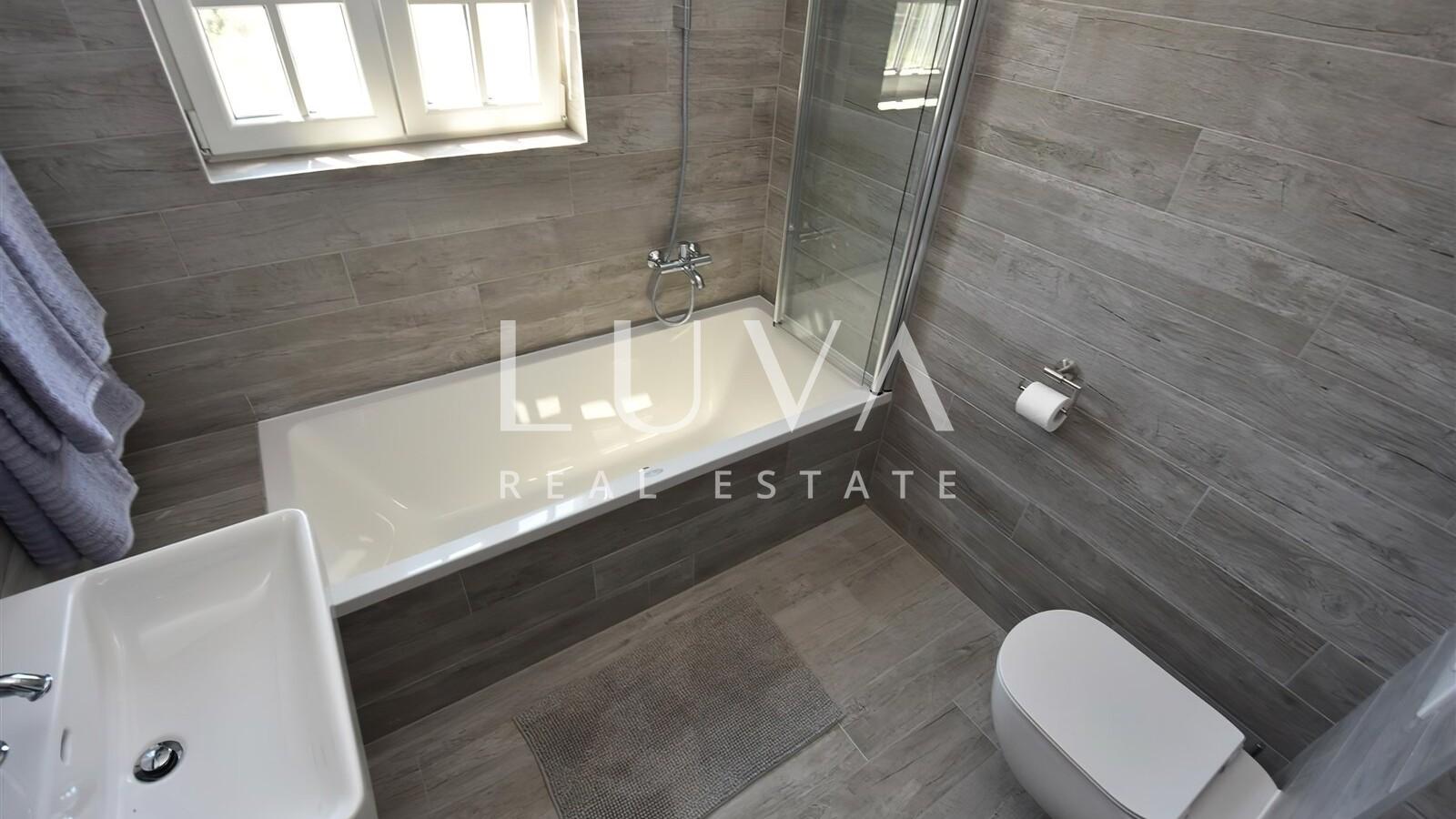 Murter, Betina, luksuzna kuća 148m2 s bazenom na prodaju