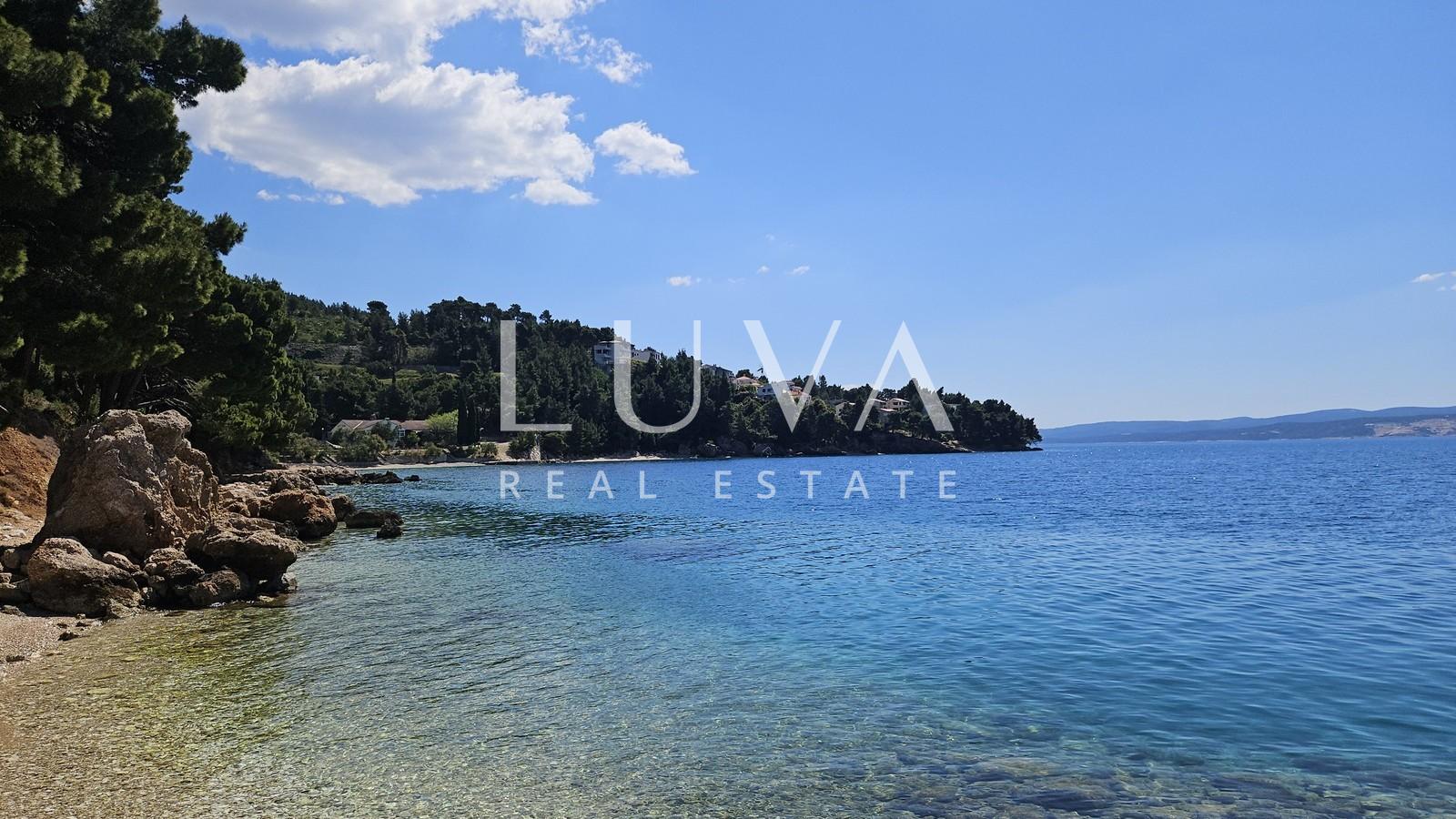 Omiš, Nemira, 3 seaside apartments + parking for sale