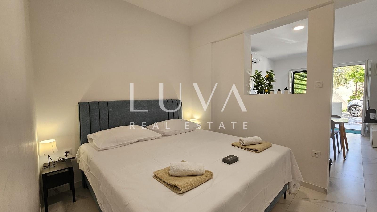 Omiš, Nemira, 3 seaside apartments + parking for sale