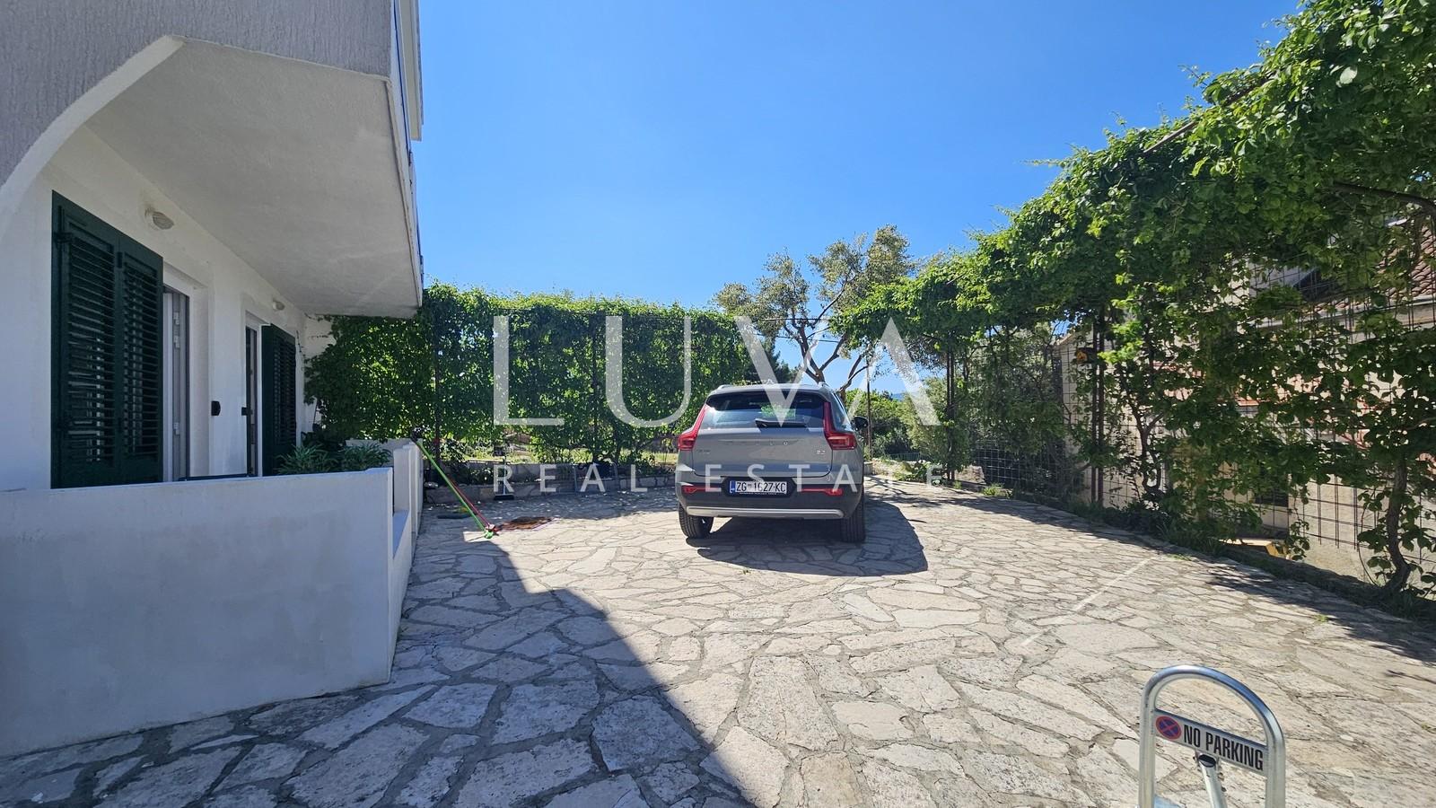 Omiš, Nemira, 3 seaside apartments + parking for sale