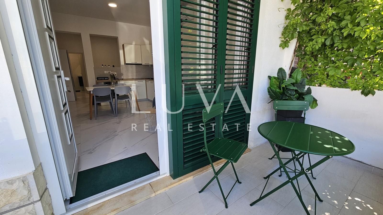 Omiš, Nemira, 3 seaside apartments + parking for sale