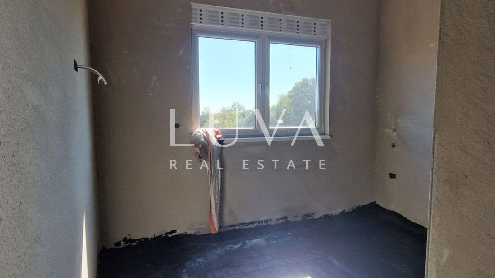 Istra, Kaštelir, moderna prizemnica, 88 m2 s dvorištem na prodaju