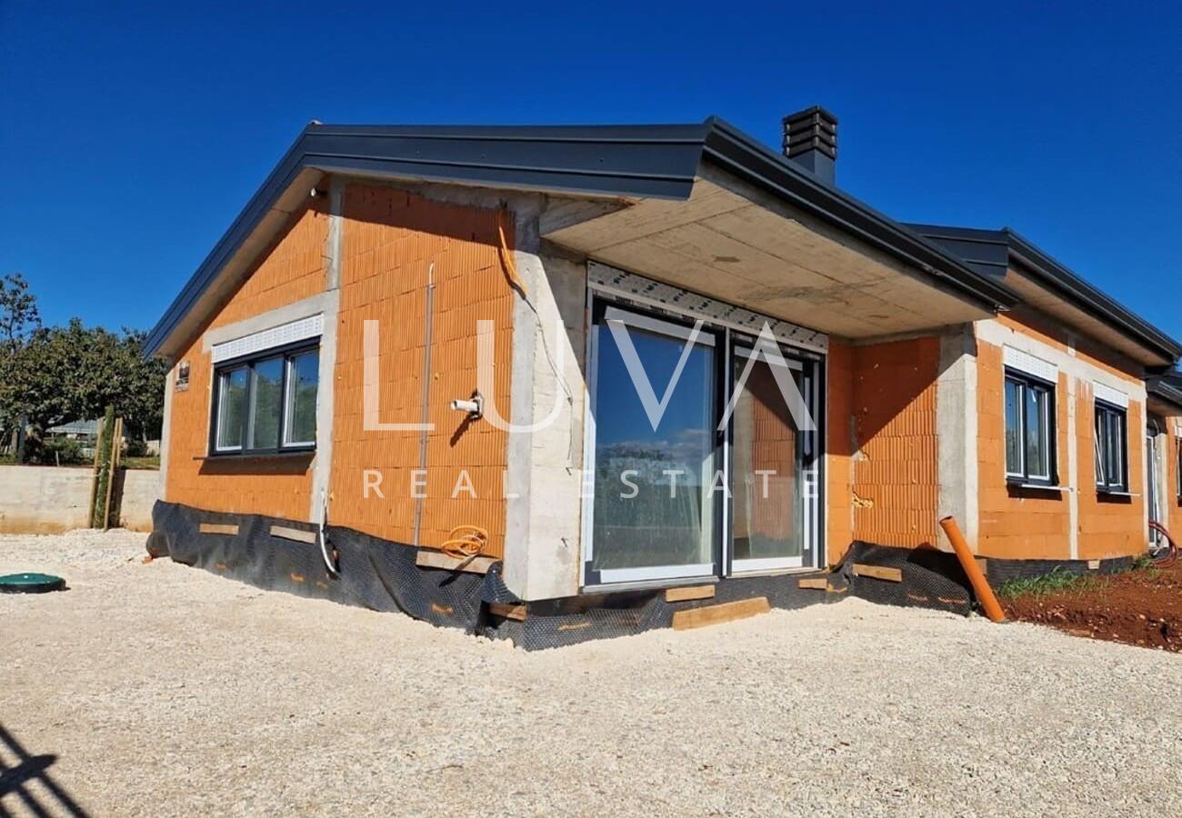 Istria, Kaštelir, modern ground floor house of 95 m² with courtyard for sale