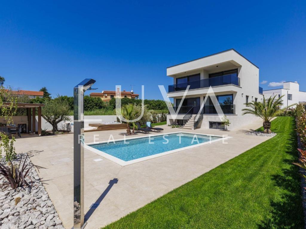 Istra, Poreč, moderna vila s bazenom i saunom, 217 m²