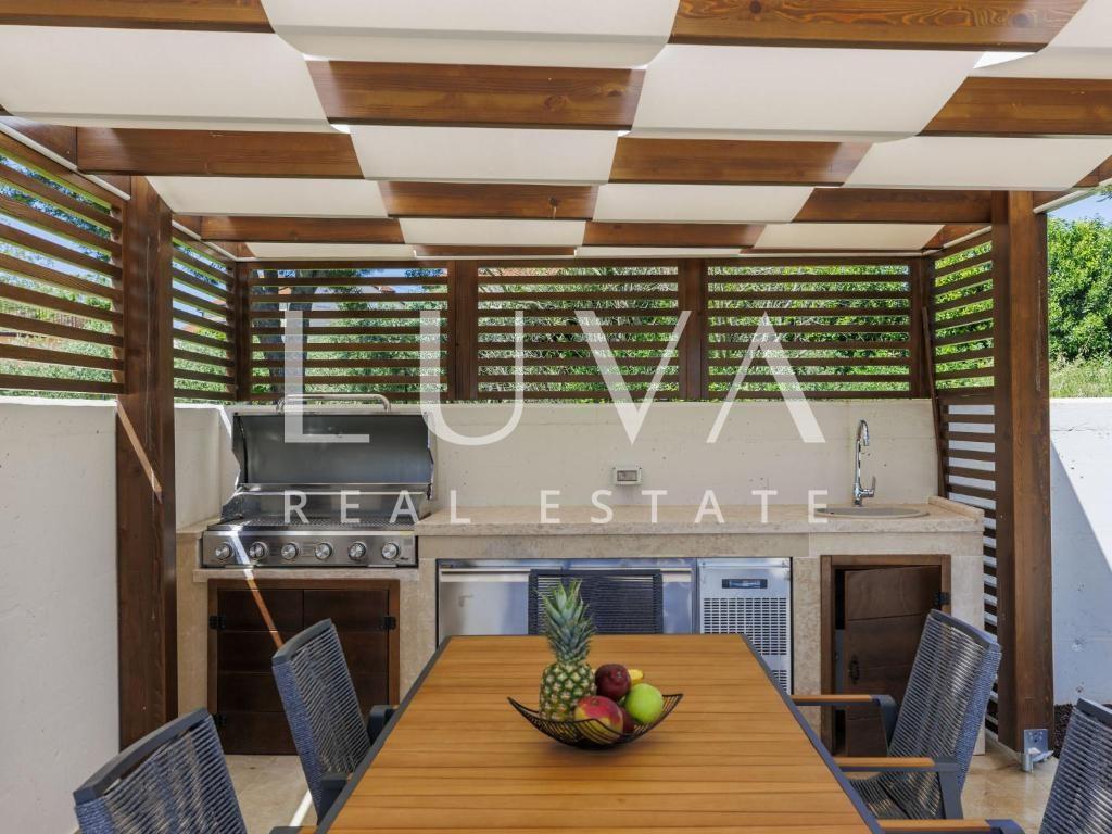 Istra, Poreč, moderna vila s bazenom i saunom, 217 m²