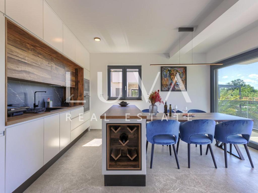 Istra, Poreč, moderna vila s bazenom i saunom, 217 m²