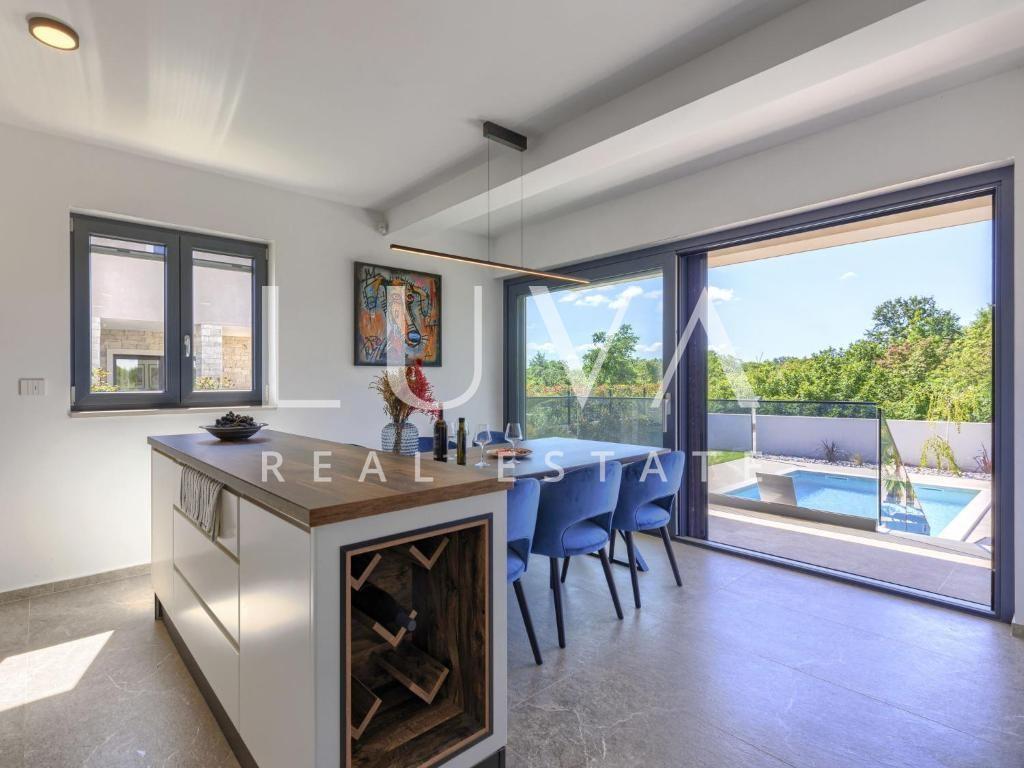 Istra, Poreč, moderna vila s bazenom i saunom, 217 m²