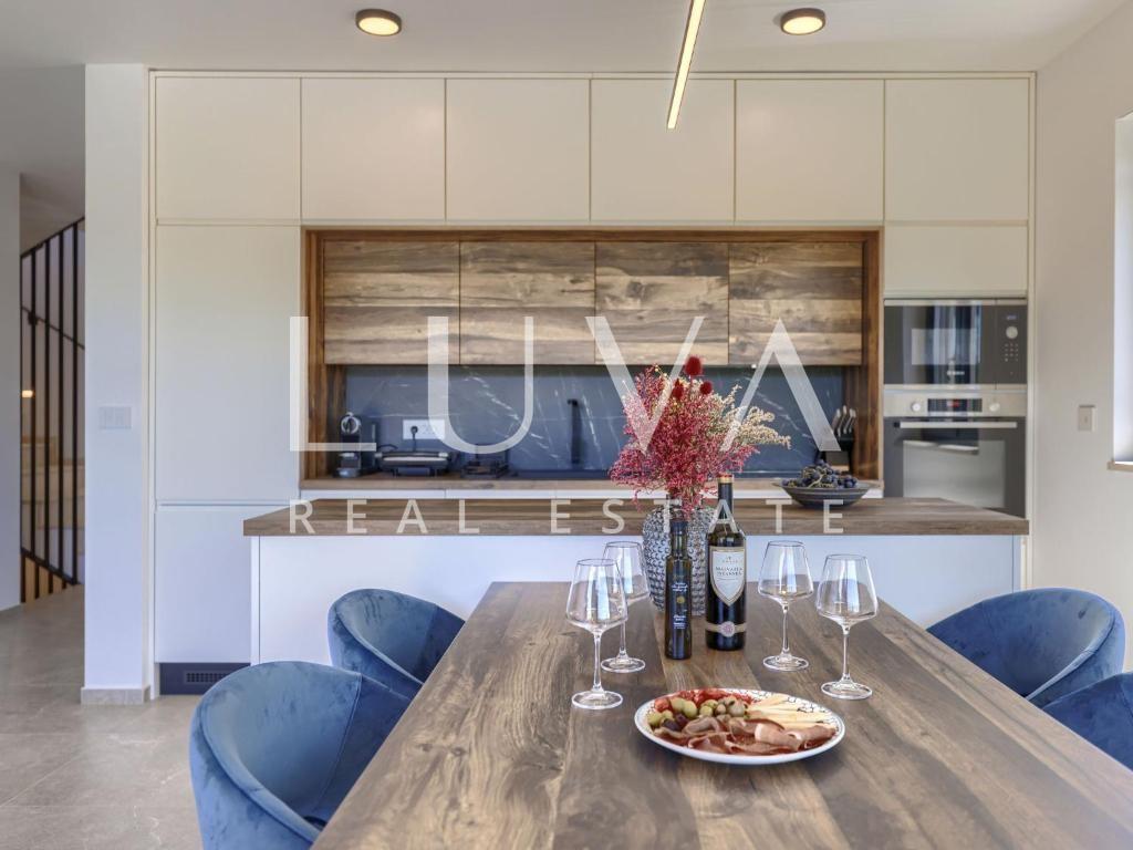 Istra, Poreč, moderna vila s bazenom i saunom, 217 m²