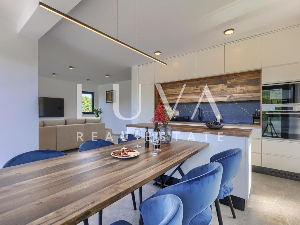 Istra, Poreč, moderna vila s bazenom i saunom, 217 m²
