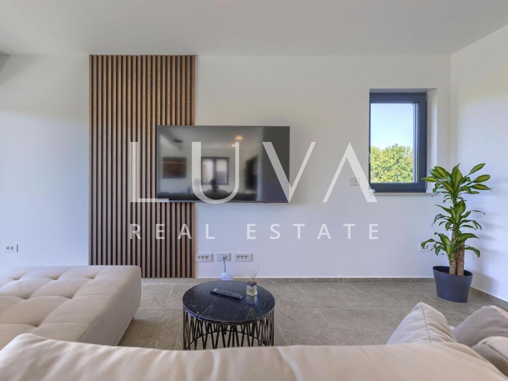 Istra, Poreč, moderna vila s bazenom i saunom, 217 m²