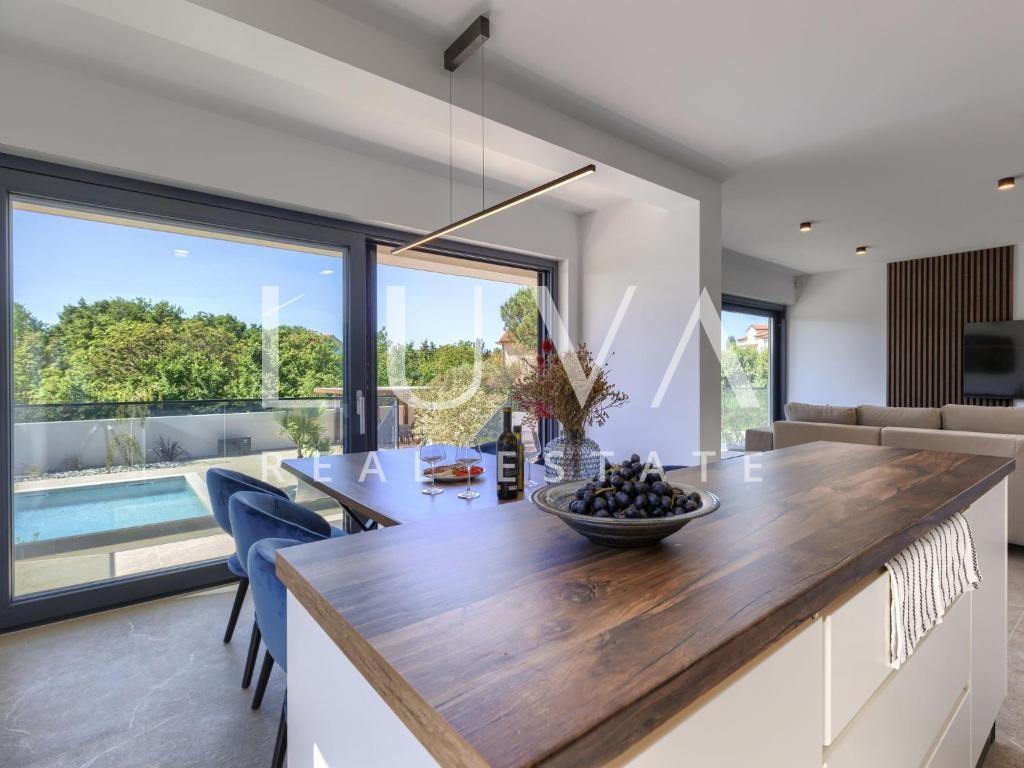 Istra, Poreč, moderna vila s bazenom i saunom, 217 m²