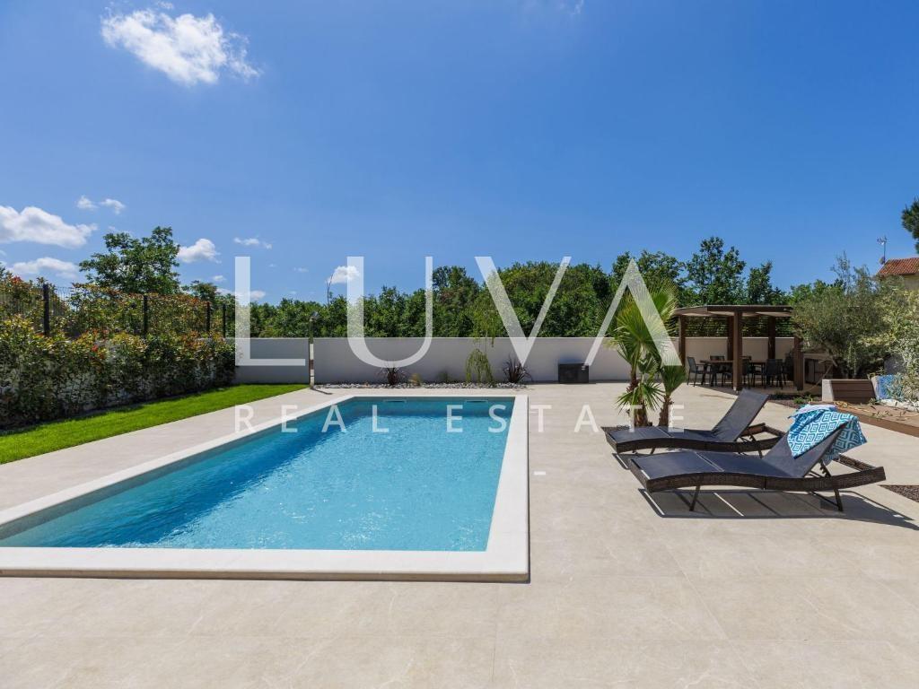 Istra, Poreč, moderna vila s bazenom i saunom, 217 m²