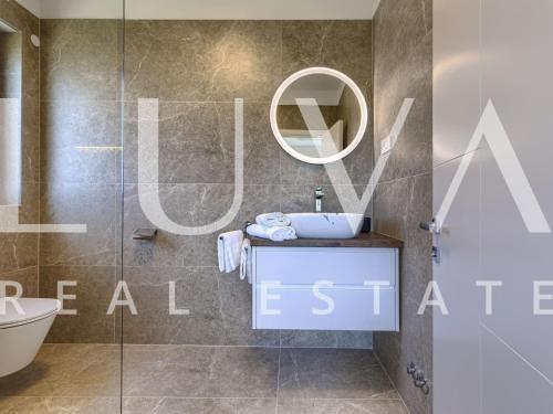 Istra, Poreč, moderna vila s bazenom i saunom, 217 m²
