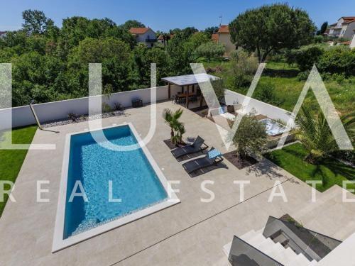 Istra, Poreč, moderna vila s bazenom i saunom, 217 m²