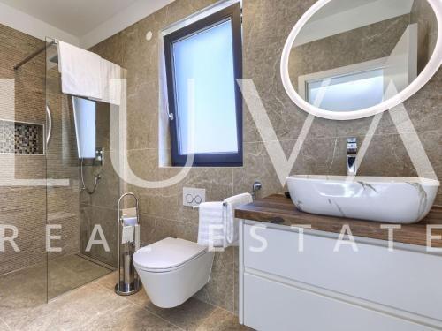 Istra, Poreč, moderna vila s bazenom i saunom, 217 m²