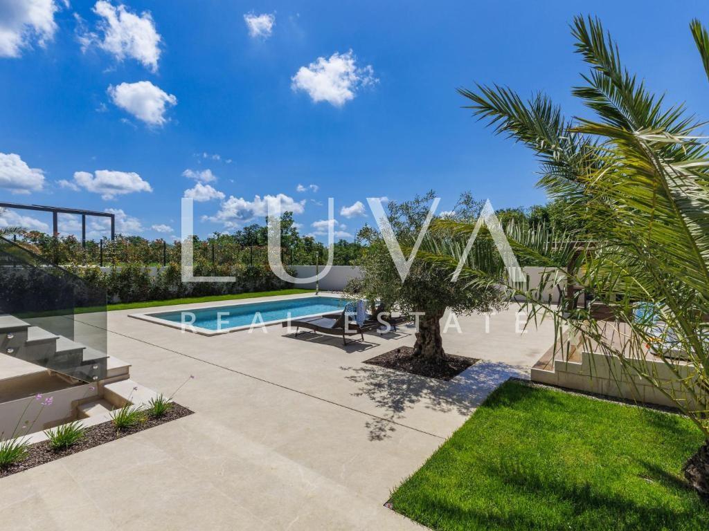 Istra, Poreč, moderna vila s bazenom i saunom, 217 m²