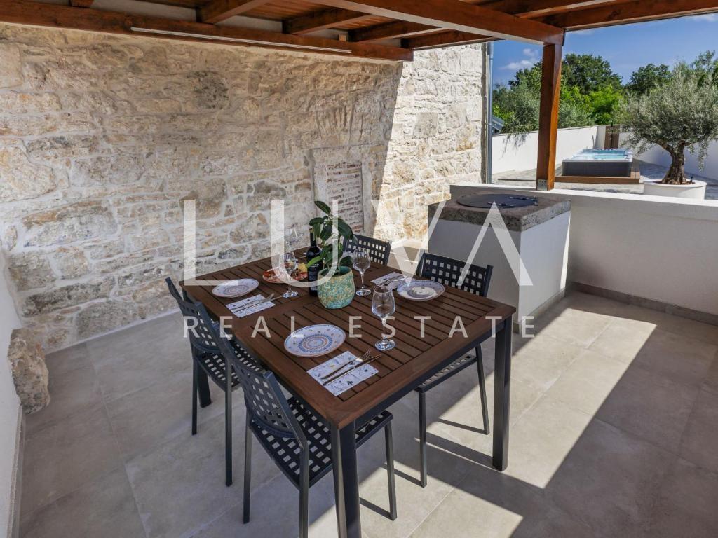 Istria, Poreč, renovated stone house with jacuzzi, 105 m²