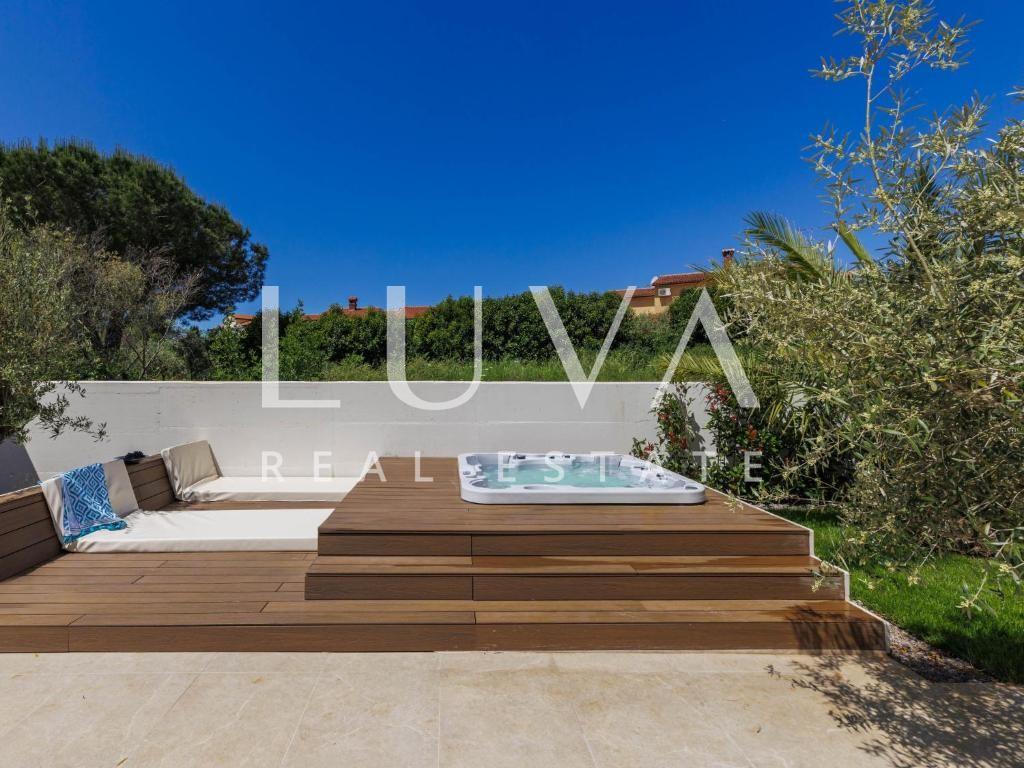 Istra, Poreč, moderna vila s bazenom i saunom, 217 m²