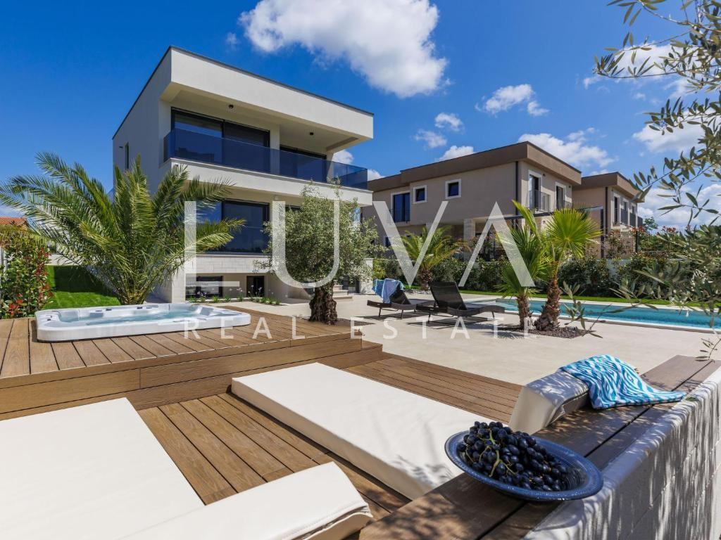 Istra, Poreč, moderna vila s bazenom i saunom, 217 m²