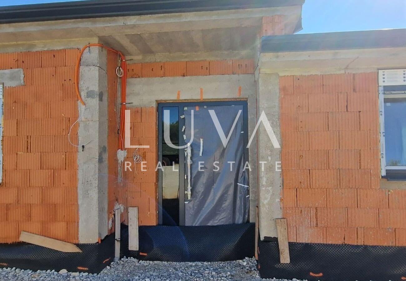 Istria, Kaštelir, modern ground floor house of 95 m² with courtyard for sale