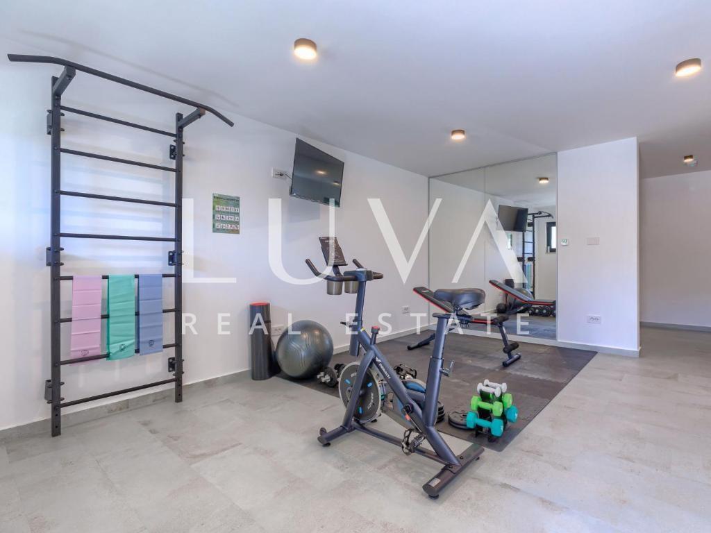 Istra, Poreč, moderna vila s bazenom i saunom, 217 m²