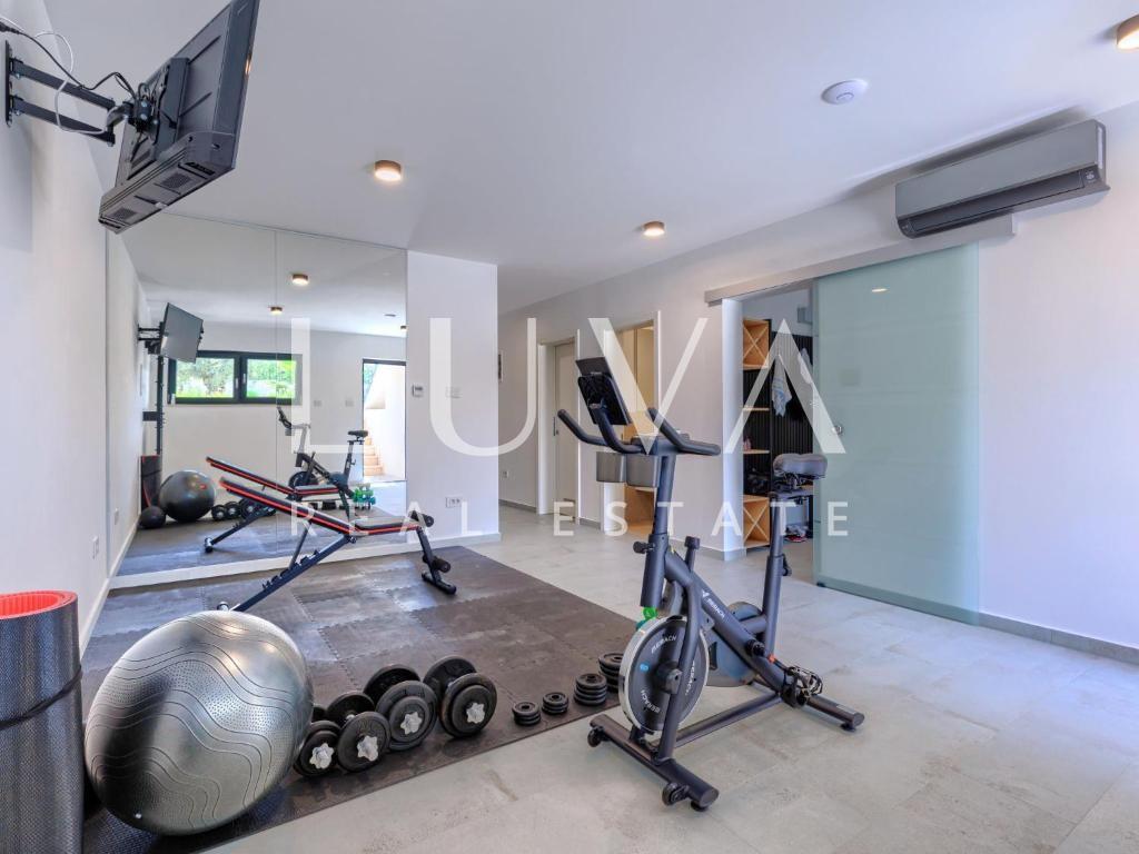 Istra, Poreč, moderna vila s bazenom i saunom, 217 m²