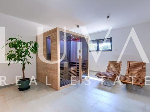 Istra, Poreč, moderna vila s bazenom i saunom, 217 m²