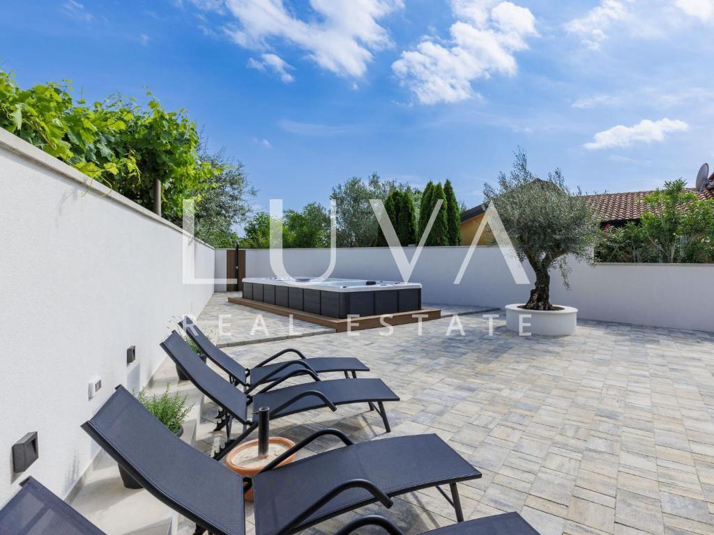 Istria, Poreč, renovated stone house with jacuzzi, 105 m²